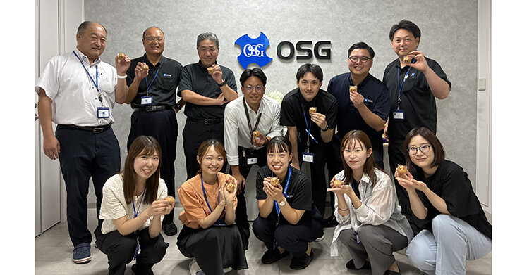 名古屋営業所社員一同(下段中央が伊藤)